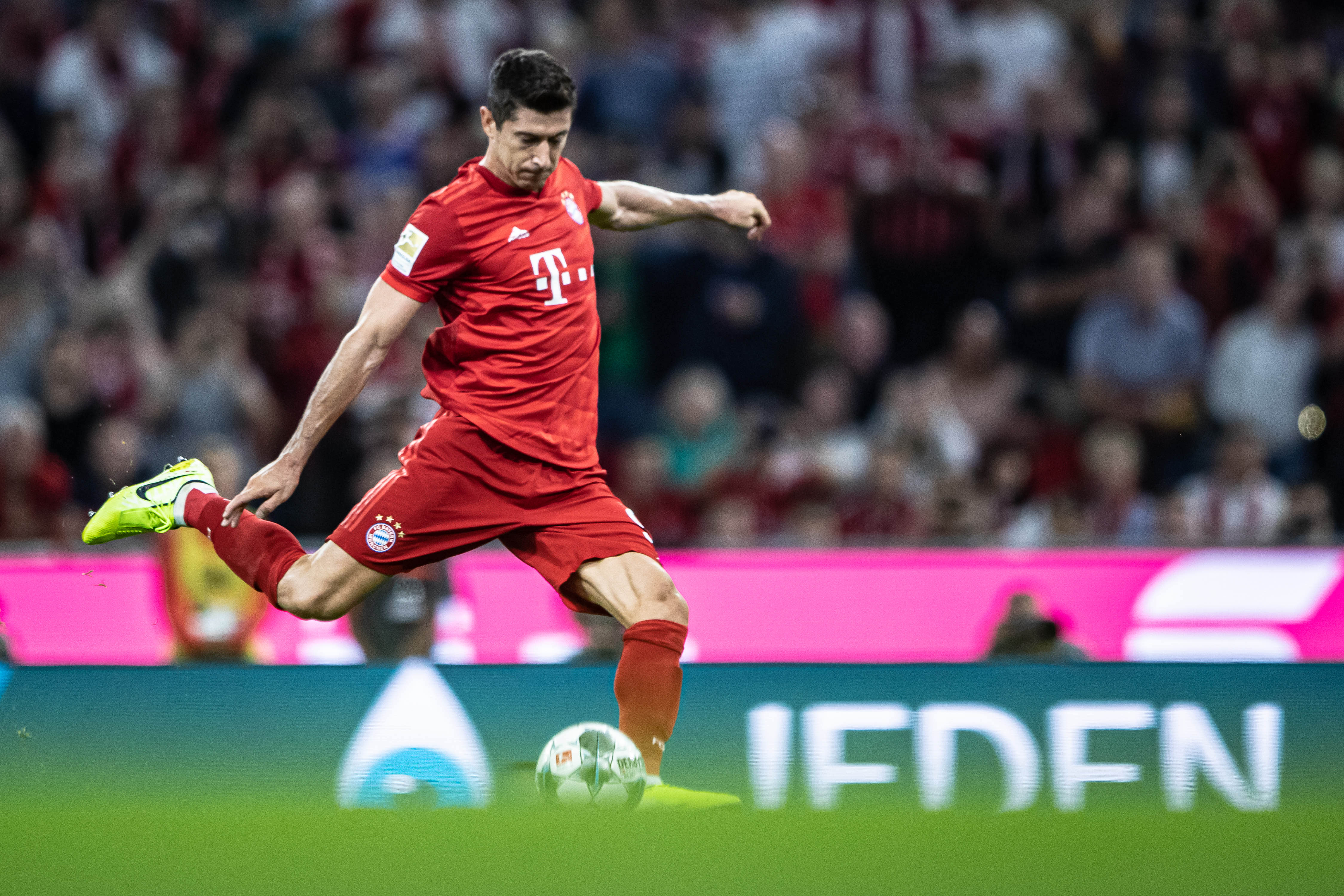 内马尔赛前牵着自己的女儿马维入场，之后还给女儿比心