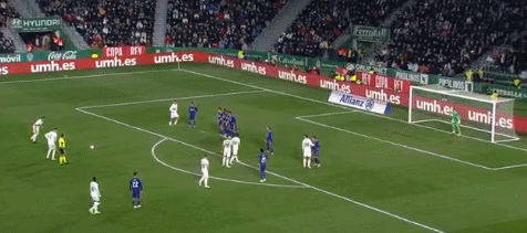 西班牙足协宣传反家暴：面对家庭暴力，直接出示红牌