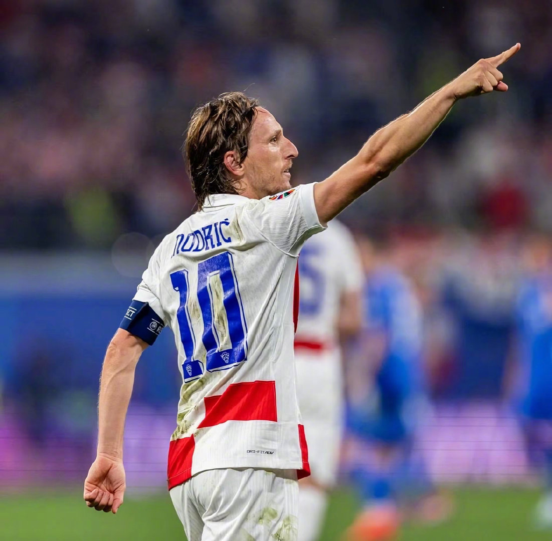 咪咕前方！@胡金秋21 手持冠军鼎登场，@浙江广厦篮球俱乐部 新赛季出征仪式