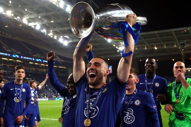 TA：球员版长袖球衣全面回归，实现从性能到美学的个性表达